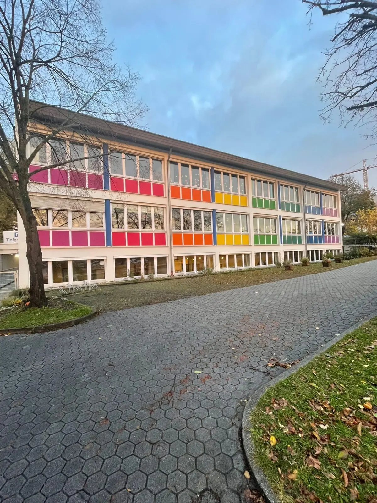Das bunte Schulgebäude der Montessori-Einrichtung Pfaffenhofen