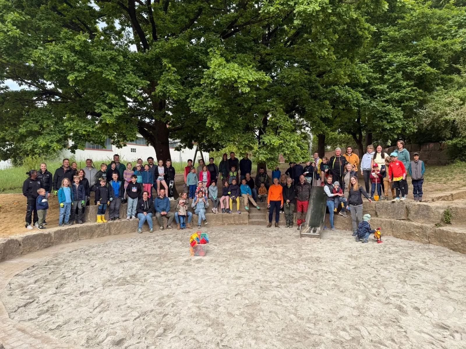 Gruppenfoto der Helferinnen und Helfer des Gartentags unter einem großen Baum